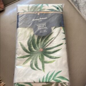 🆕Tommy Bahama 🏝️ set of 4 polyester napkins. New in package